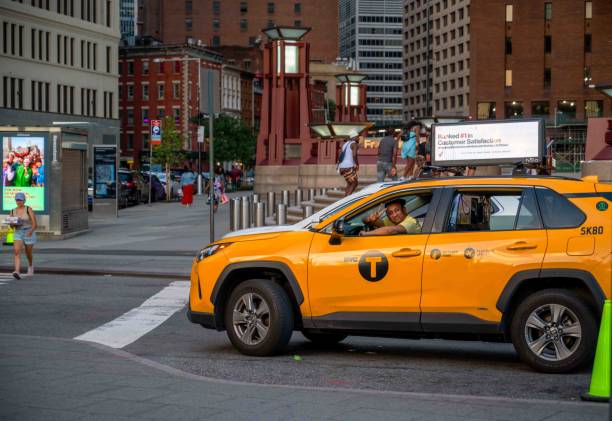 new yorker taxifahrer macht friedenszeichen aus dem fenster - hail mary stock-fotos und bilder