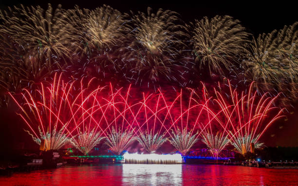 increíble hermoso y colorido espectáculo de fuegos artificiales en la noche de celebración feliz año nuevo. - royal palace of buda flash fotografías e imágenes de stock