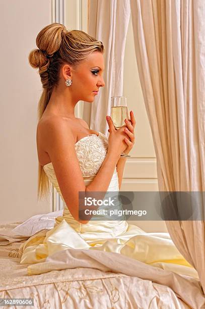 Невеста С Бокалом Шампанского В Роскошных Отделение — стоковые фотографии и другие картинки Алкоголь - напиток