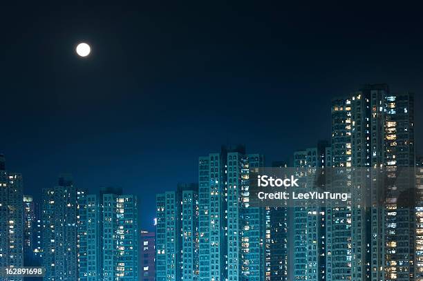 Ciudad De Hong Kong En La Noche Foto de stock y más banco de imágenes de Aire libre - Aire libre, Alto - Descripción física, Arquitectura