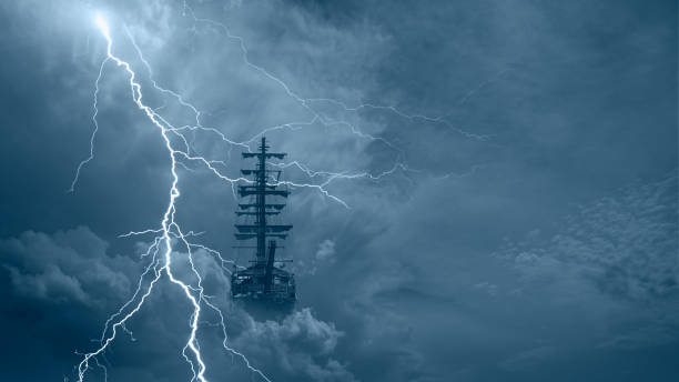 barco viejo volando en las nubes tormentosas con truenos y relámpagos - sailing ship industrial ship horizon shipping fotografías e imágenes de stock