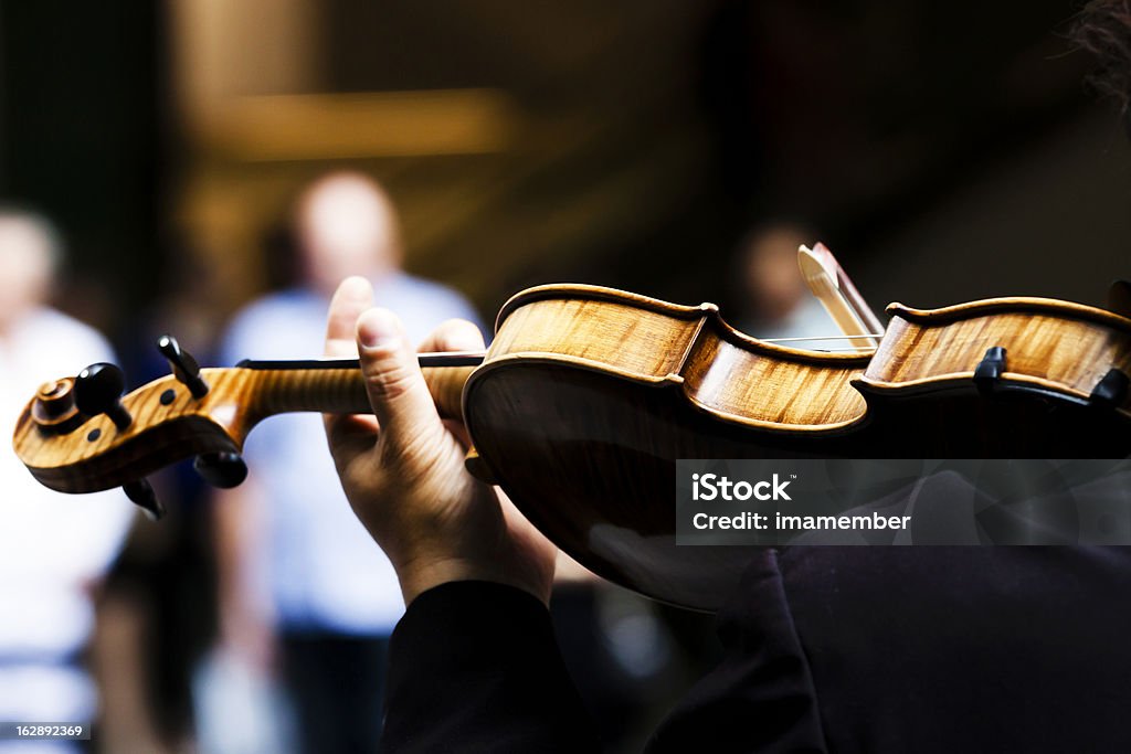Vista traseira de violinistas mão playin violino, espaço para texto - Foto de stock de Escuro royalty-free