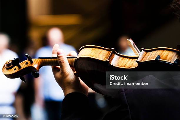 Foto de Vista Traseira De Violinistas Mão Playin Violino Espaço Para Texto e mais fotos de stock de Escuro