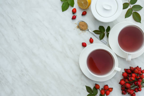 płaska kompozycja z aromatyczną herbatą z dzikiej róży na marmurowym stole. - organic dried fruit berry fruit dried food zdjęcia i obrazy z banku zdjęć