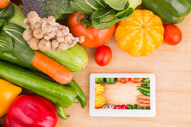 compras online: produtos hortícolas variedade e tablet computador - fressness imagens e fotografias de stock