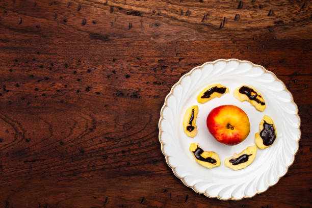 An apple with an OK rating as healthy food and a chocolate with a NO rating as unhealthy food