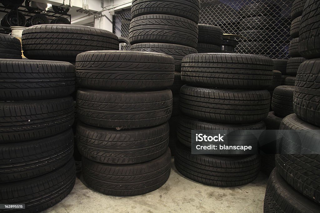 Pila de viejos tires - Foto de stock de Abandonado libre de derechos