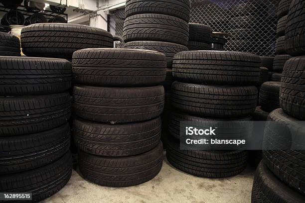 Pila De Viejos Tires Foto de stock y más banco de imágenes de Abandonado - Abandonado, Coche, Color negro