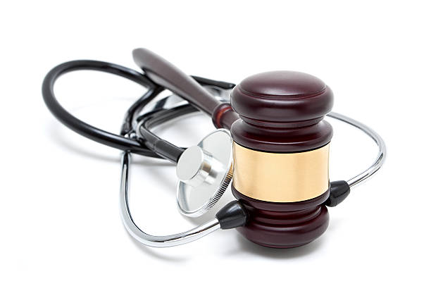 молоток судьи и стетоскоп изолированные на белом фоне - legal failure стоковые фото и изображения