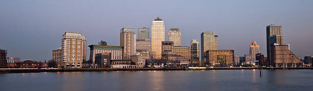 dans le quartier des finances de londres panoramique sur la ville 2013 - london england financial district england long exposure photos et images de collection