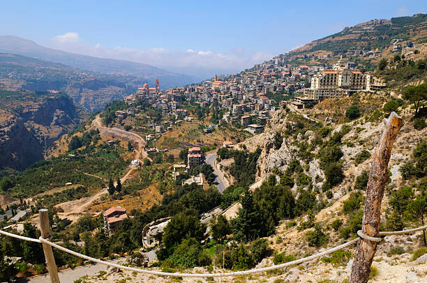 città e paesaggi in bcharre, libano - bcharre foto e immagini stock