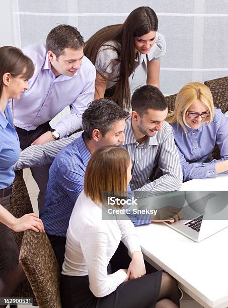 Grupo De Jovens Negócios Pessoas - Fotografias de stock e mais imagens de Adulto - Adulto, Agenda Pessoal, Apresentação - Discurso