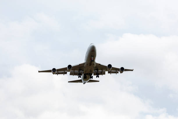 odrzutowiec towarowy cargolux boeing 747 podczas końcowego podejścia - boeing boeing 747 airplane cargo container zdjęcia i obrazy z banku zdjęć