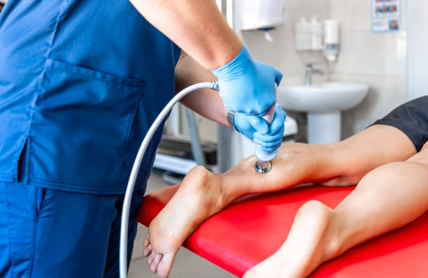 istock Physical therapy of the shin with shock wave, extracorporeal shockwave therapy. 1629037227