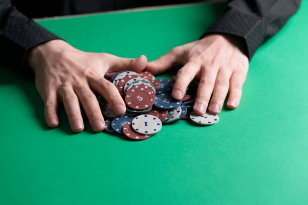 osoba chwyć żetony do gry w kasynie jako symbol wygranej jackpota - gambling chip zdjęcia i obrazy z banku zdjęć