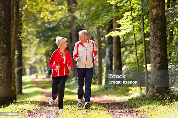 Senior Joggen Auf Einem Forest Road Stockfoto und mehr Bilder von Aktiver Senior - Aktiver Senior, Joggen, Alter Erwachsener