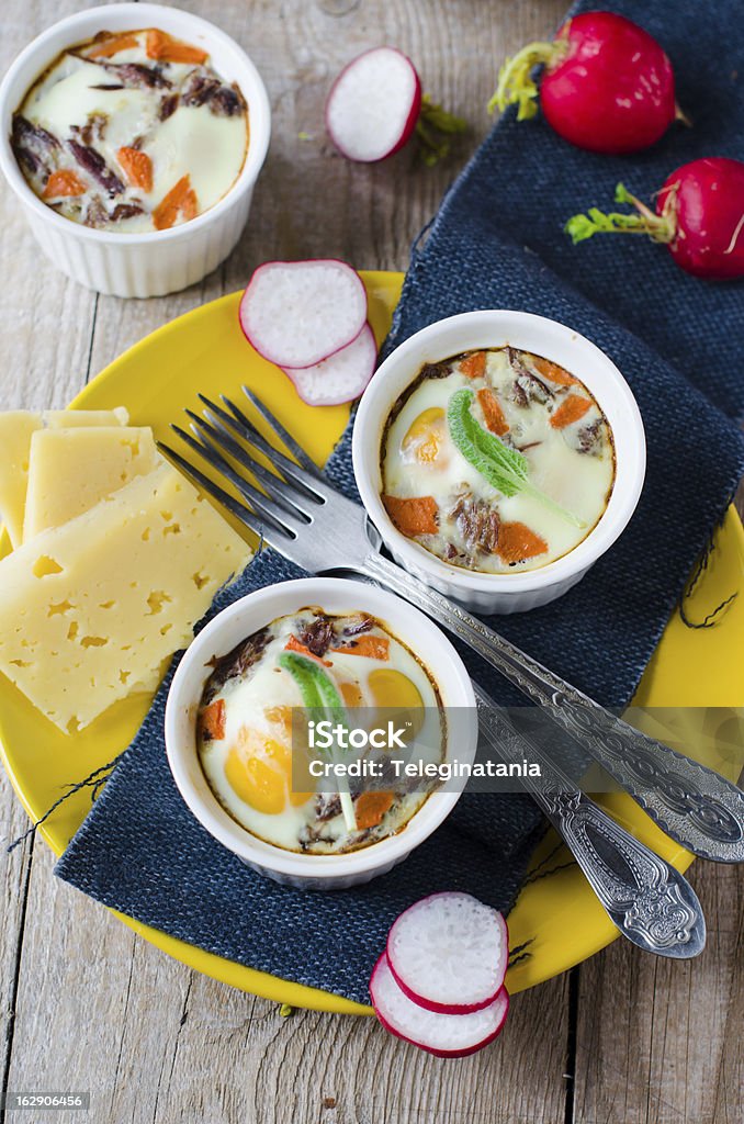 Яйцо, запеченные с мясом и морковь - Стоковые фото Вертикальный роялти-фри