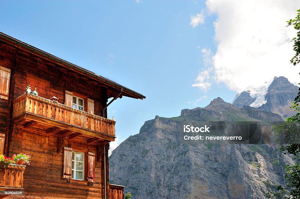 Cabine avec les montagnes en arrière plan - Photo de Maison forestière libre de droits