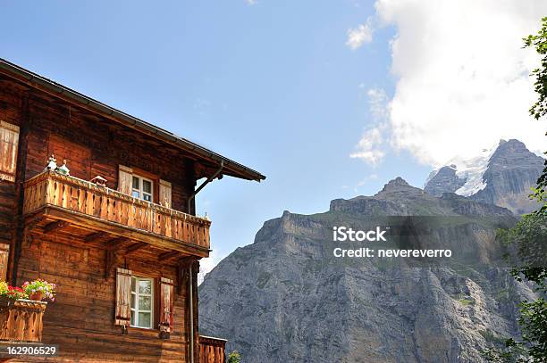 Photo libre de droit de Cabine Avec Les Montagnes En Arrière Plan banque d'images et plus d'images libres de droit de Maison forestière - Maison forestière, Suisse, Été