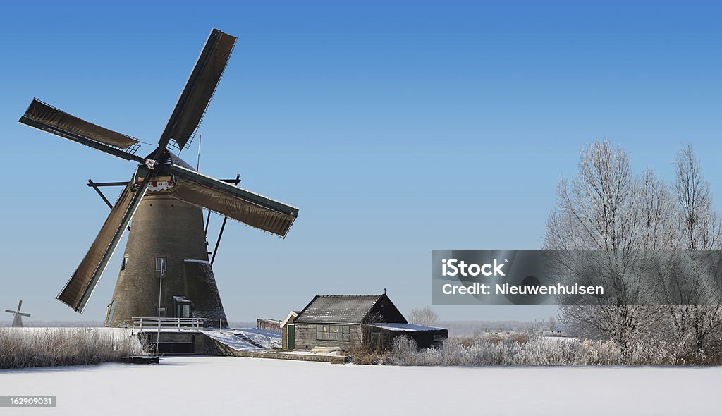 일반적인 네덜란드 윈드밀 및 늙음 판잣집 겨울 - 로열티 프리 겨울 스톡 사진