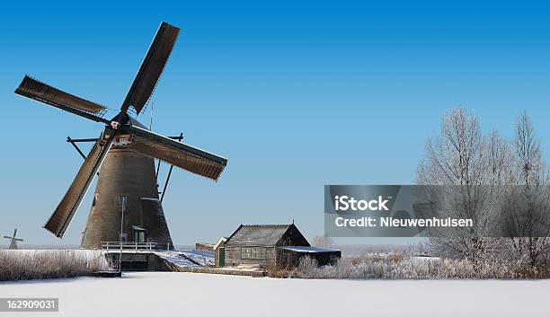 Typowy Holenderski Wiatrak I Stary Shack W Zimie - zdjęcia stockowe i więcej obrazów Amsterdam - Amsterdam, Zima, Bez ludzi