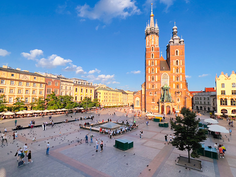 Plaza resplandeciente de Rynek con la Iglesia de Santa María Cracovia Polonia photo