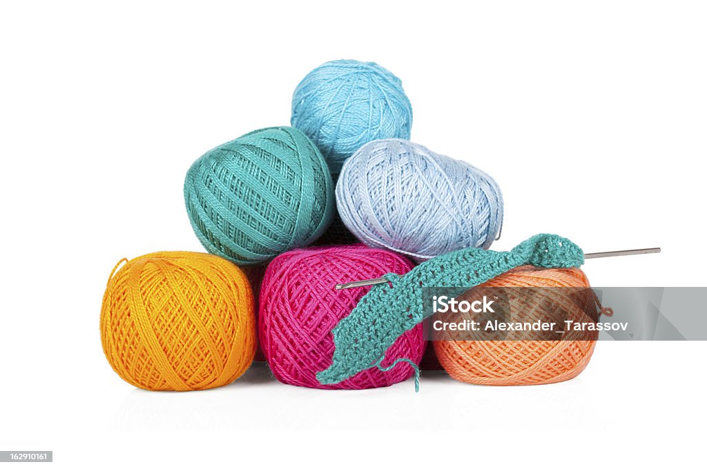 Multicolored Juego de fibra para hacer punto sobre blanco - Foto de stock de Amor - Sentimiento libre de derechos