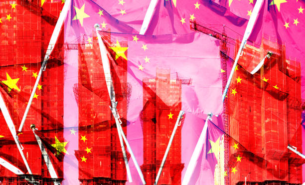 двойная экспозиция: творческая голограмма недостроенного сверхвысокого здания и китайского флага. опишите крах рынка недвижимости в кита� - finance china stock exchange shenzhen стоковые фото и изображения
