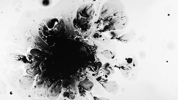 salpicaduras de tinta derrame de aceite fluido oscuro remolino que se extiende - ink spread fotografías e imágenes de stock