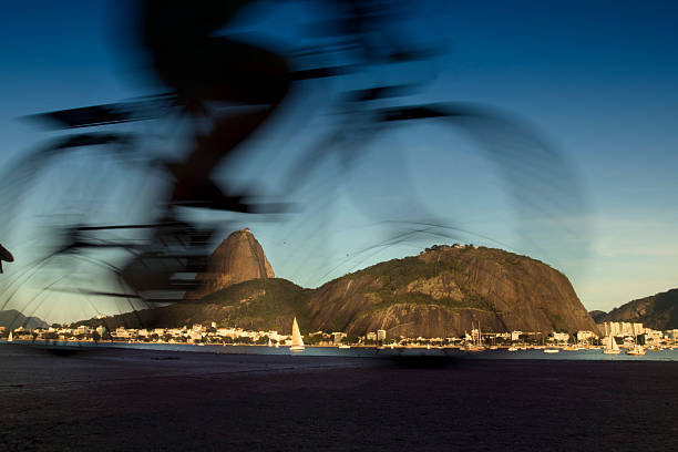 ciclismo in rio de janeiro sulla città - brazil bicycle rio de janeiro outdoors foto e immagini stock
