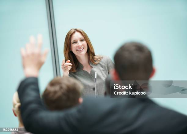 Business Mann Stellen Anfrage Für Ein Seminar Stockfoto und mehr Bilder von Afrikanischer Abstammung - Afrikanischer Abstammung, Afro-amerikanischer Herkunft, Bürojob