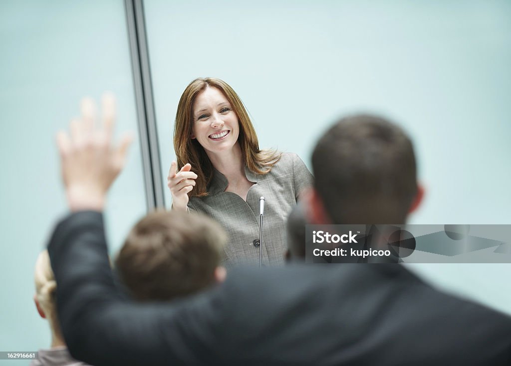 Homme d'affaires posant une question lors d'un séminaire - Photo de Adulte libre de droits