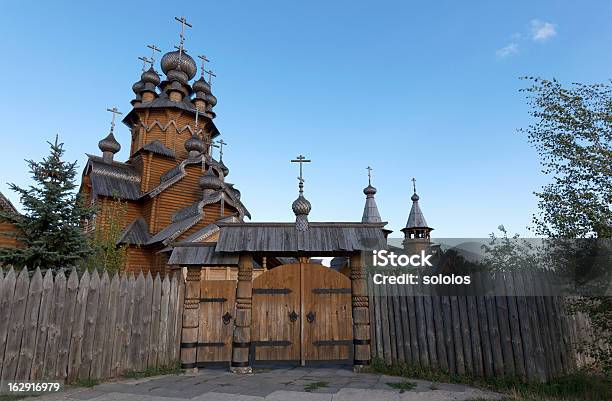 Hermitage Di Svyatogorsk Monastero Ortodosso - Fotografie stock e altre immagini di Abbazia - Abbazia, Albero deciduo, Architettura