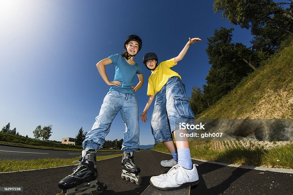Girl and boy entrenamiento al aire libre - Foto de stock de 14-15 años libre de derechos