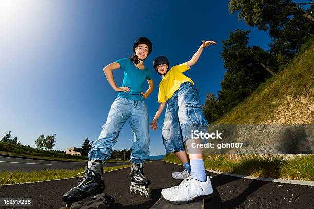 Girl And Boy Entrenamiento Al Aire Libre Foto de stock y más banco de imágenes de 14-15 años - 14-15 años, 16-17 años, Accesorio de cabeza