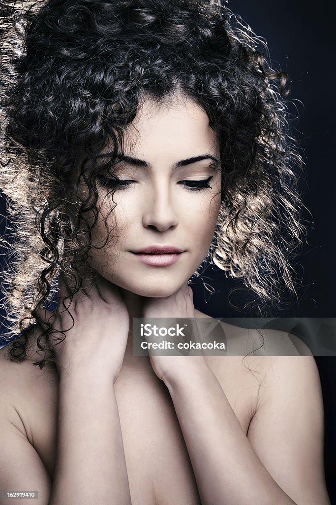 Capelli ricci donna - Foto stock royalty-free di Adulto