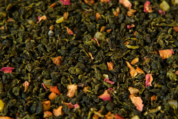 Loose Leaf Mango Pineapple Fruit Tea Wallpaper. Mix Black and Green Dry Tea Leaves. Close Up, Macro. Top View. Texture. Dried Tea is Spinning, Rotating. Abstract Food and Drink Background. Full Frame. Black dry Tea Wallpaper. Black Tea Leaves rotating on Turntable. Full Frame. Copy Space. Dried Tea is Spinning. Dark Abstract Food and Drink Background. Pure Black Tea Rotation. Tea Loose Leaves. papel tapiz de té de fruta de piña de mango de hoja suelta. mezcle las hojas de té secas negras y verdes. de cerca, macro. vista superior. textura. el té seco está girando, girando. antecedentes abstractos de alimentos y bebidas. fotograma completo.
