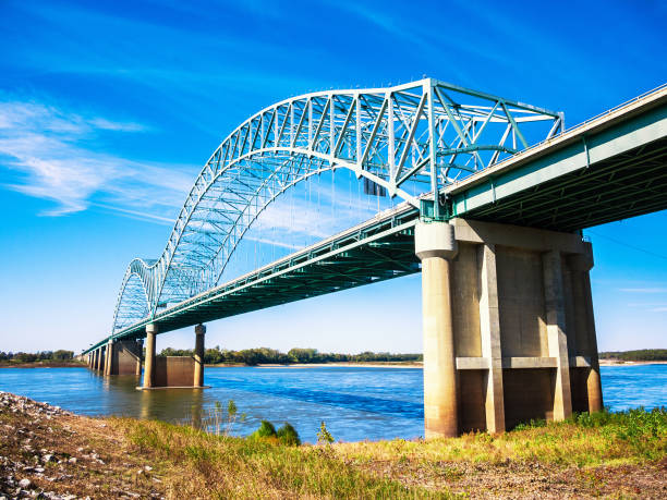istock Memphis, Bridge across Mississippi River 162922511