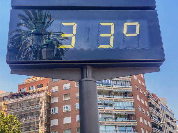 istock 33 degrees celsius in the city 1629244156