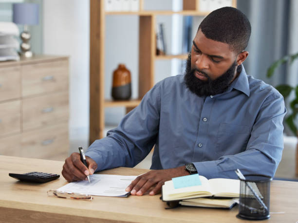 hombre negro, planificando finanzas o trabajando en presupuesto en el hogar o trabajo remoto, contabilidad o escritura en documentos o papel. fiscal, auditor o empresario en el cargo con estrategia financiera o contador - portfolio investment will tax fotografías e imágenes de stock