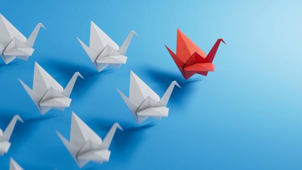 koncepcja boss vs leader. białe ptaki origami za czerwonym na niebieskim tle.3d renderowanie na niebieskim tle. - ceo zdjęcia i obrazy z banku zdjęć