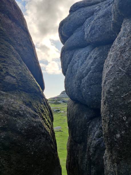 granite rock with a view - dartmoor haytor rocks rock outcrop imagens e fotografias de stock