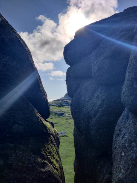 granite rock with a view - dartmoor haytor rocks rock outcrop imagens e fotografias de stock