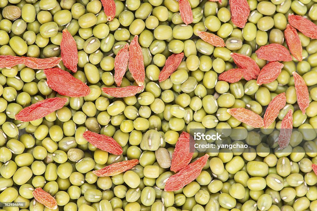 mung frijoles verdes y rojos chinos digupi frutas - Foto de stock de Alimento libre de derechos