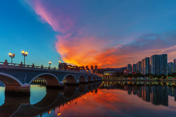 sonnenuntergang über dem wohnviertel von hongkong - sha tin stock-fotos und bilder