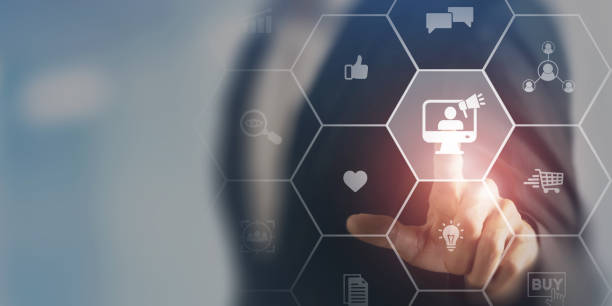 Influencer marketing concept. Businessman touching on screen with influencer marketing strategy symbol, such as celebrities, bloggers, social media personalities, to promote products and services. concepto de marketing de influencers. hombre de negocios tocando en la pantalla con el símbolo de la estrategia de marketing de influencers, como celebridades, bloggers, personalidades de las redes sociales, para promocionar productos y servicios.