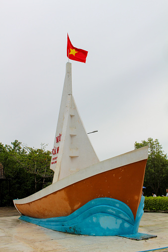 Located about 100km from Ca Mau city, in Mui hamlet, Dat Mui commune, Ngoc Hien district, Ca Mau cape has a solidly built symbol and coordinate landmark, especially biodiversity with ramsar area and countless numbers. rare plant species.