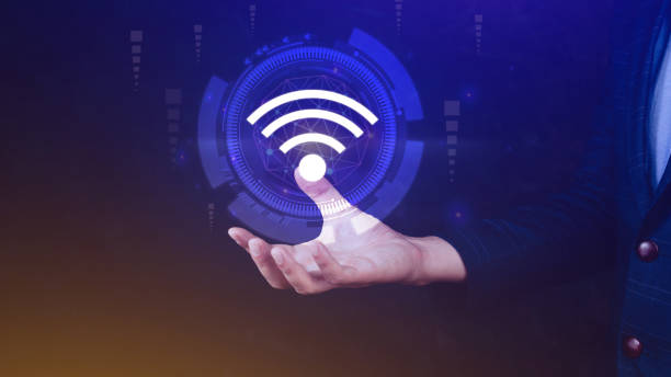 empresário usando holding com ícone wifi. conceito de comunicação empresarial de rede social, conceito de rede sem fio wi-fi conceito de internet de rede livre. - network security network server it support data - fotografias e filmes do acervo