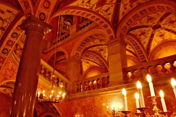 внутренний зал государственного оперного театра в будапеште. красивые мраморные колонны и балюстрада - opera opera house indoors classical style стоковые фото и изображения