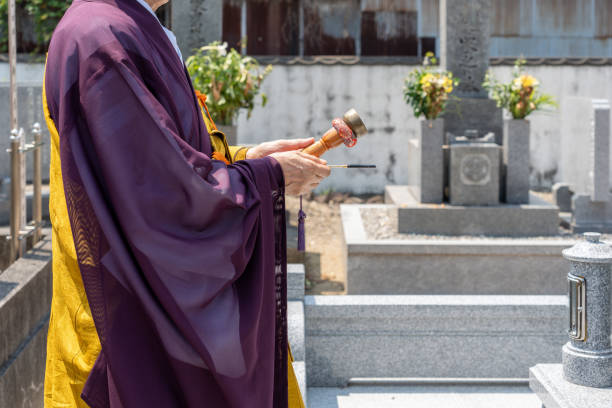 istock A monk praying in front of the tomb 1629456049